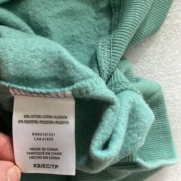 🆕 Disney’s Winnie the Pooh Sweatshirt Green Size XS - Picture 7 of 11